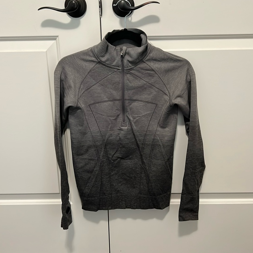 Ivivva shirt in beautiful grey print.